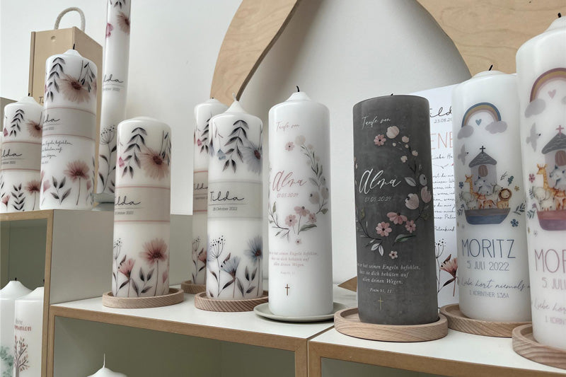 Individuelle Taufkerzen stehen zur Ausstellung in Halten am See