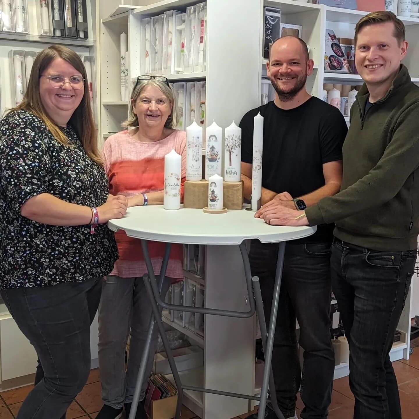 Kerzenonkel zu Besuch bei Spielen & Träumen in Selm - Gruppenfoto mit Kerzen