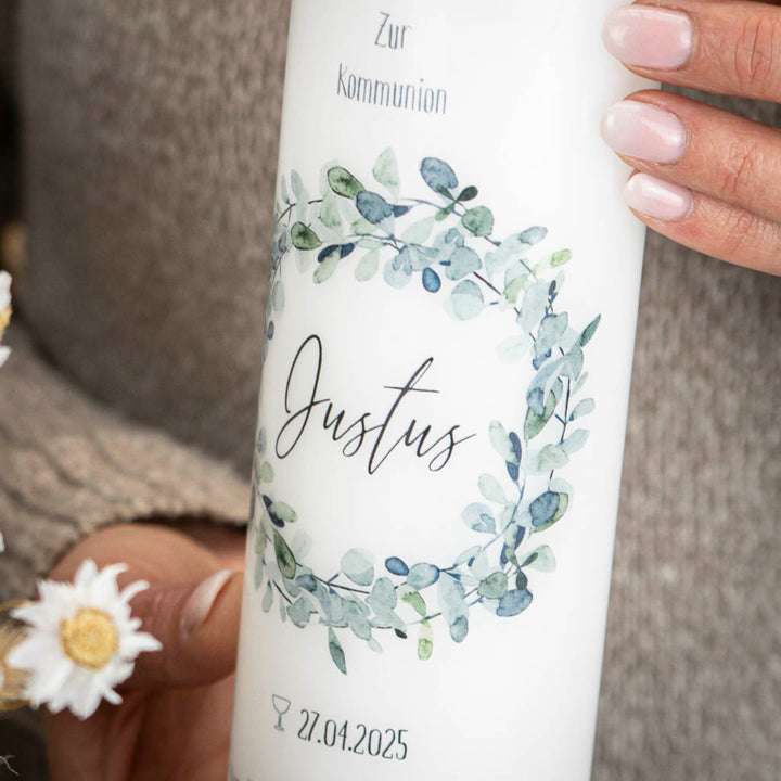 Kommunionkerze Eukalyptus Kranz für Jungen und Mädchen mit Namen, Datum und Symbol Kelch für die Kommunion