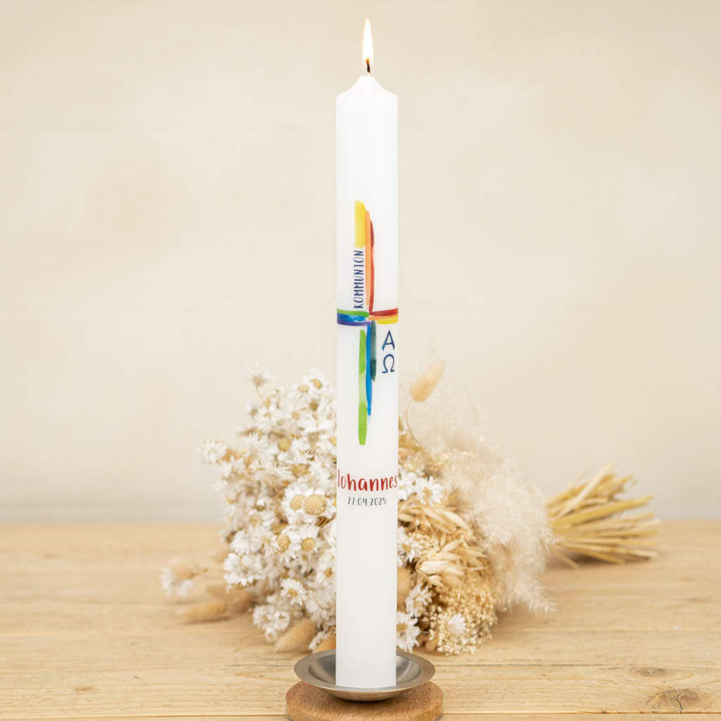 Kommunionkerze Regenbogenkreuz mit Alpha und Omega