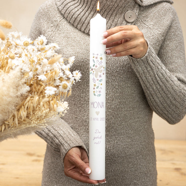 Kommunionkerze und Taufkerze mit dem Motiv Kreuz und Taube in einem modernen Design für Jungen und Mädchen