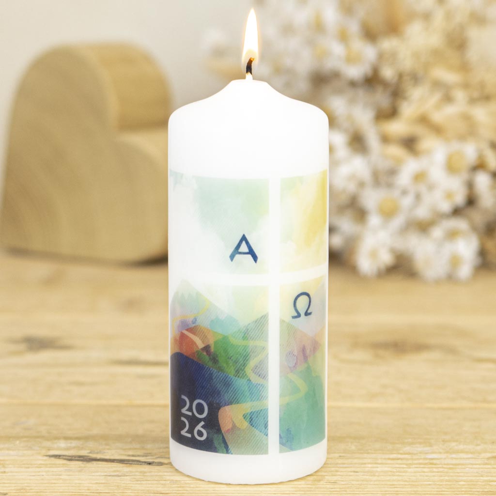 Osterkerze 2026 Alpha Omega mit Kreuz und Landschaft