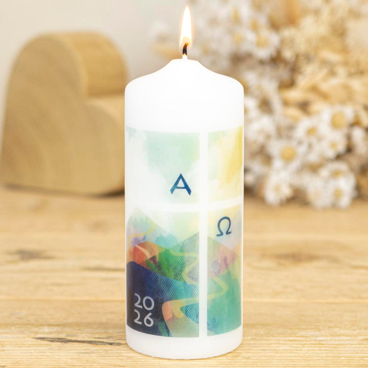 Osterkerze 2026 Alpha Omega mit Kreuz und Landschaft