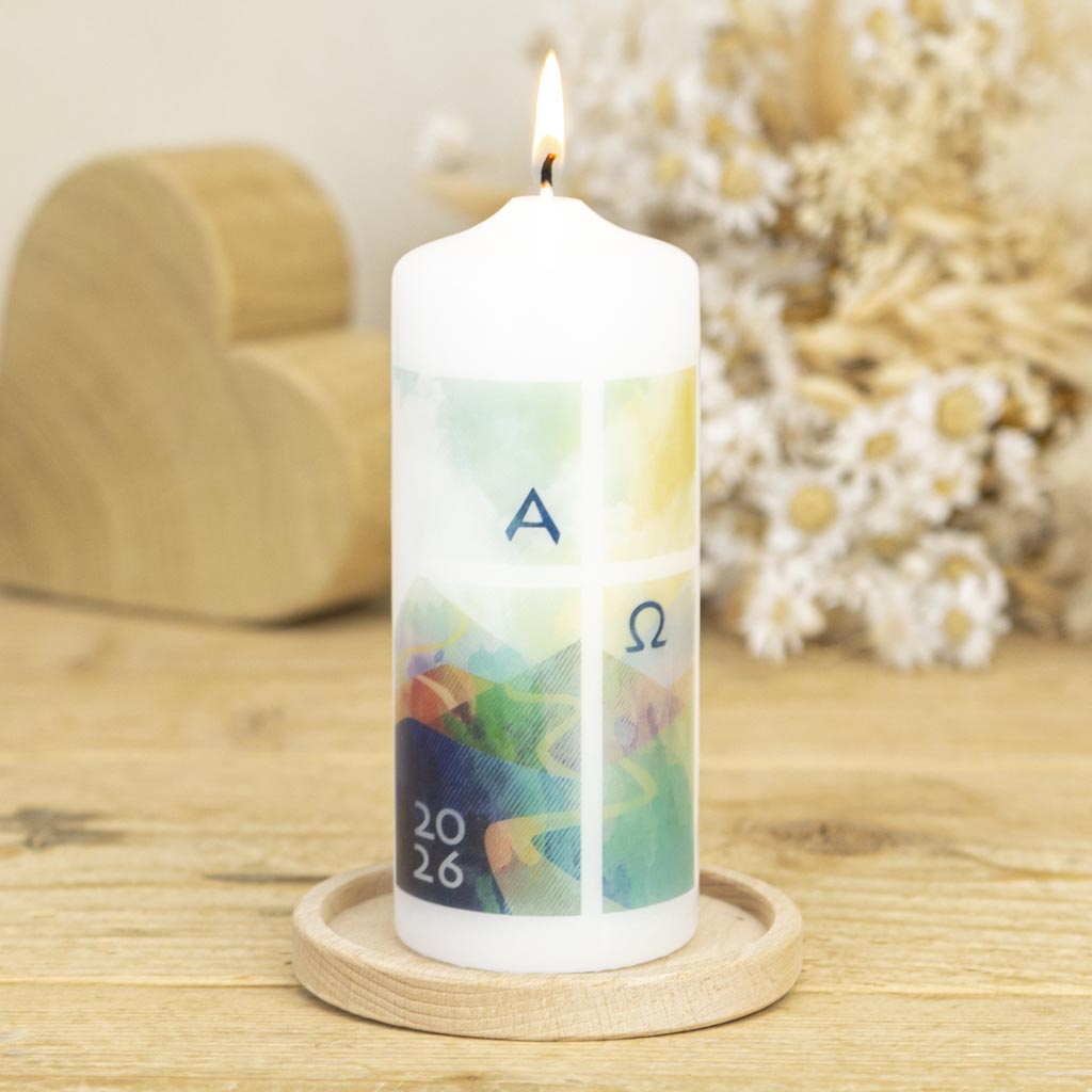 Osterkerze 2026 Kreuz Alpha Omega und Landschaft