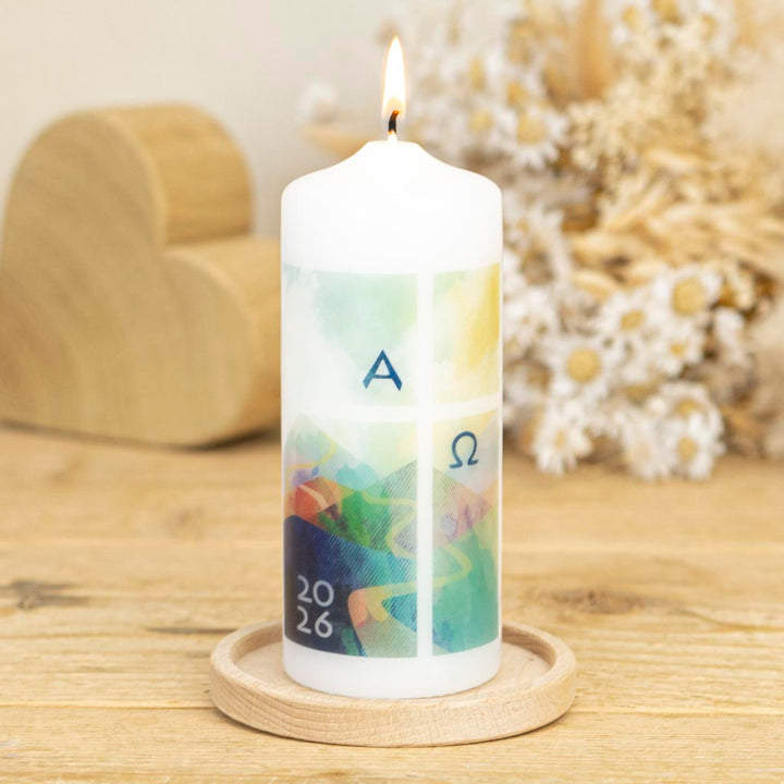 Osterkerze 2026 Kreuz Alpha Omega und Landschaft