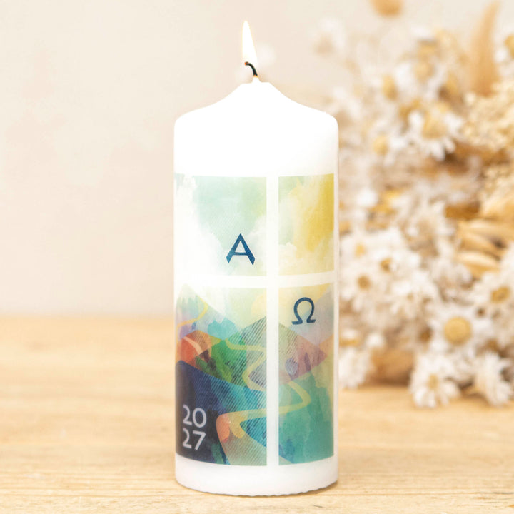 Osterkerze 2027 Alpha Omega mit Kreuz und Landschaft