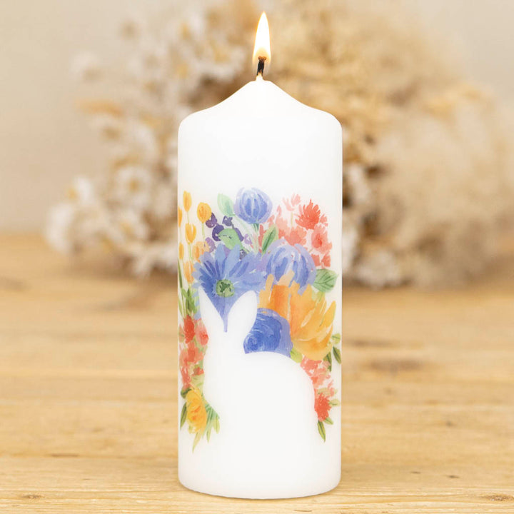 Osterkerze Blütenzauber mit Osterhase als Motiv in modernen Farben