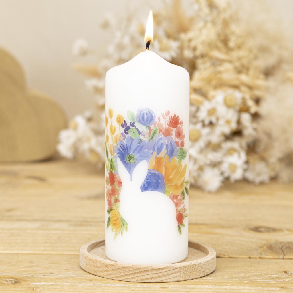 Osterkerze Blumen und Osterhase mit bunten Farben mit passendem Kerzenhalter aus Holz