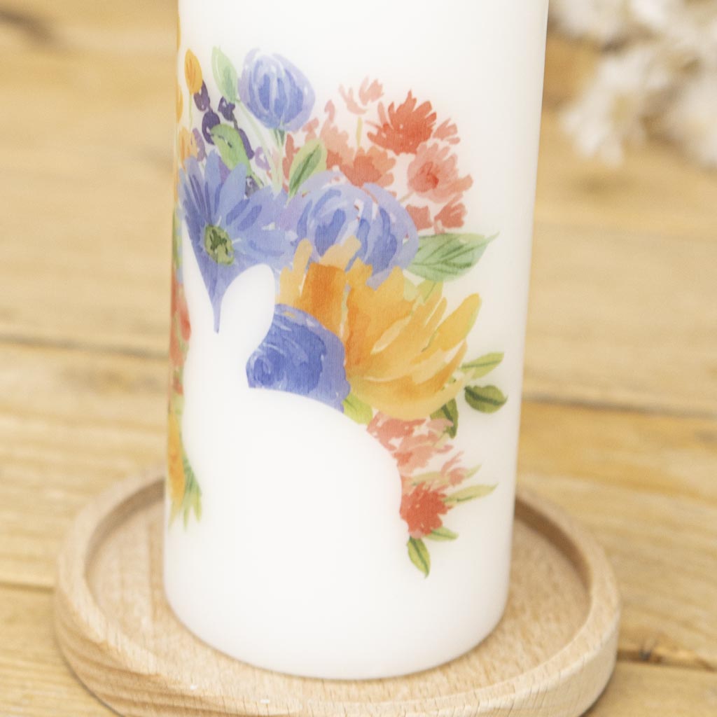 Osterkerze Osterhase mit bunten Blumen auf passendem Kerzenhalter aus Holz