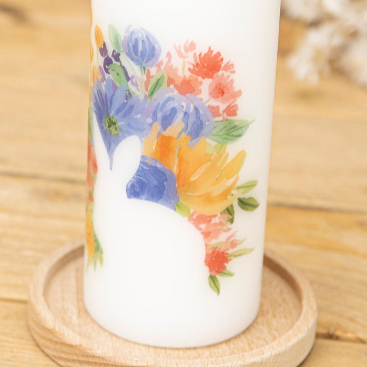 Osterkerze Osterhase mit bunten Blumen auf passendem Kerzenhalter aus Holz