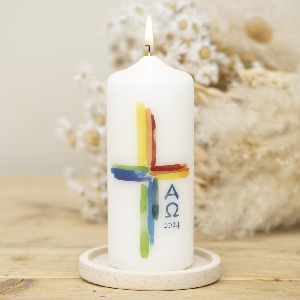 Osterkerze Regenbogen mit Alpha und Omega Symbol