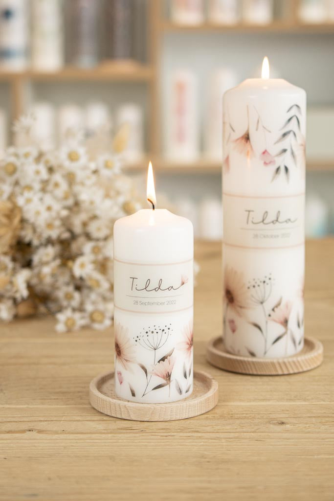 Patenkerze individuell zur großen Kerze gestaltet mit einem Blumenmotiv