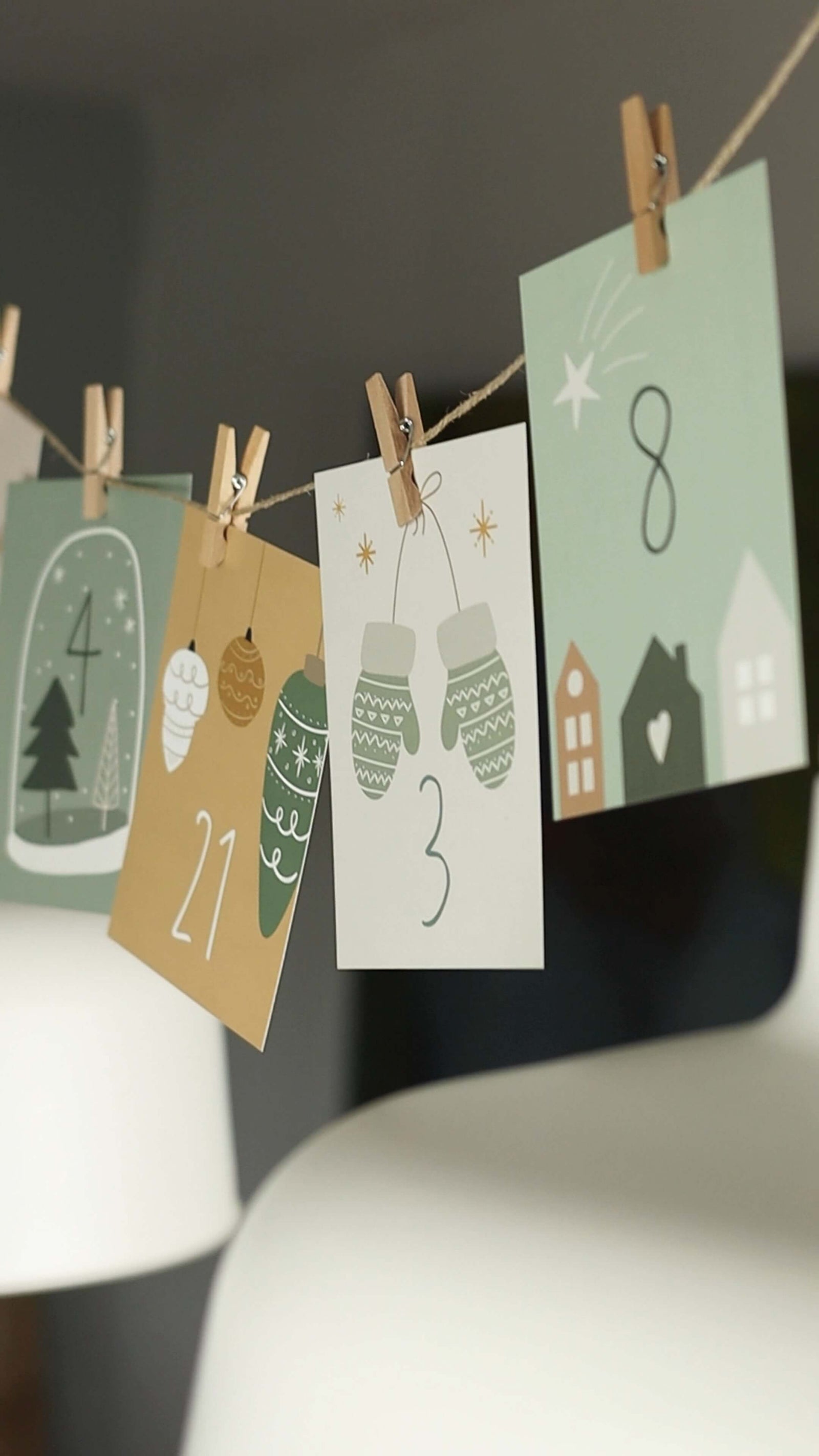 Geschenkidee Postkarten Adventskalender an Girlande