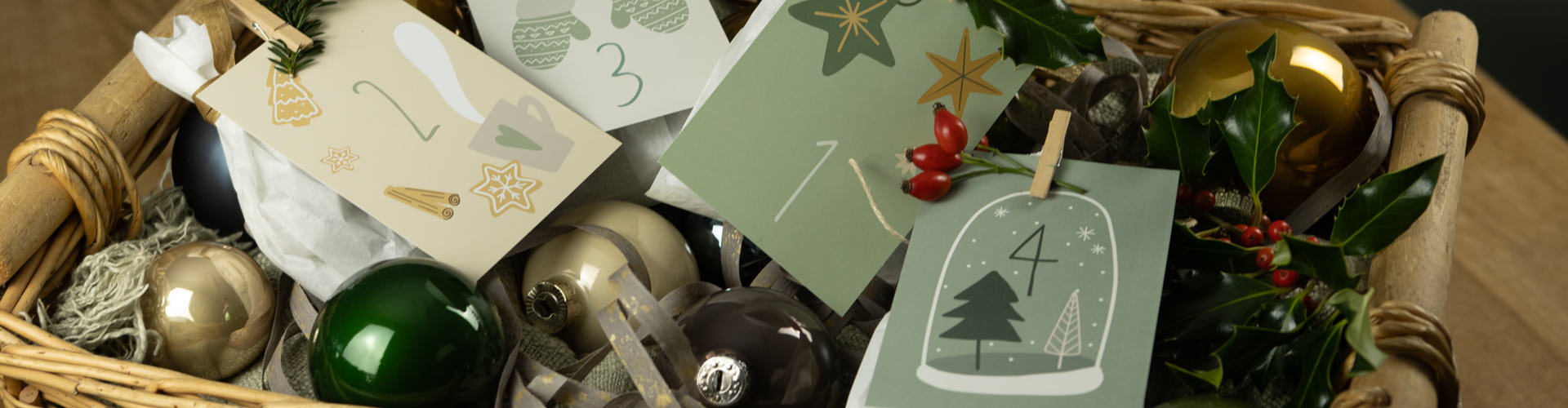Postkarten Adventskalender mit kleinen Geschenken im Korb