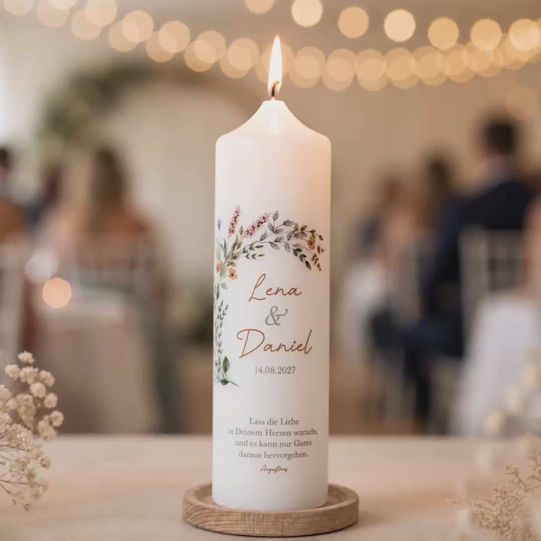 Hochzeitskerze Blumenkranz in einer Trauung mit liebevollen Details