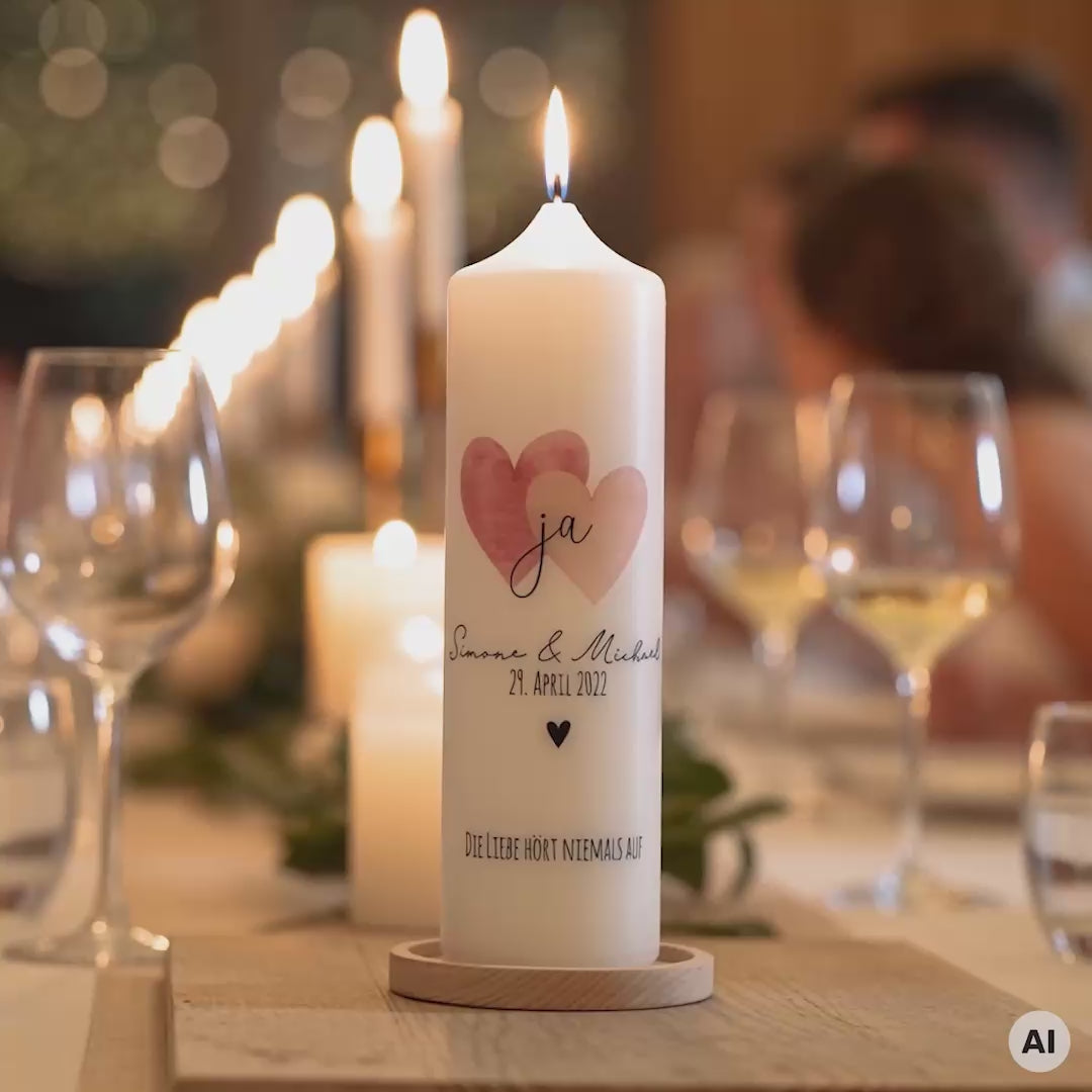 Hochzeitskerzen mit zwei Herzen am Tag der Hochzeit auf dem Hochzeitstisch
