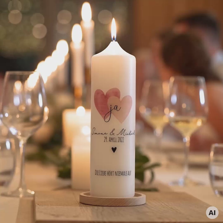 Hochzeitskerzen mit zwei Herzen am Tag der Hochzeit auf dem Hochzeitstisch