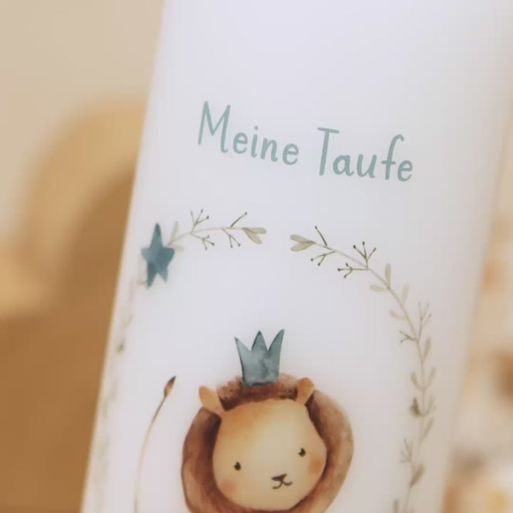 Taufkerze Löwe in 2 Farben und liebevollen Details