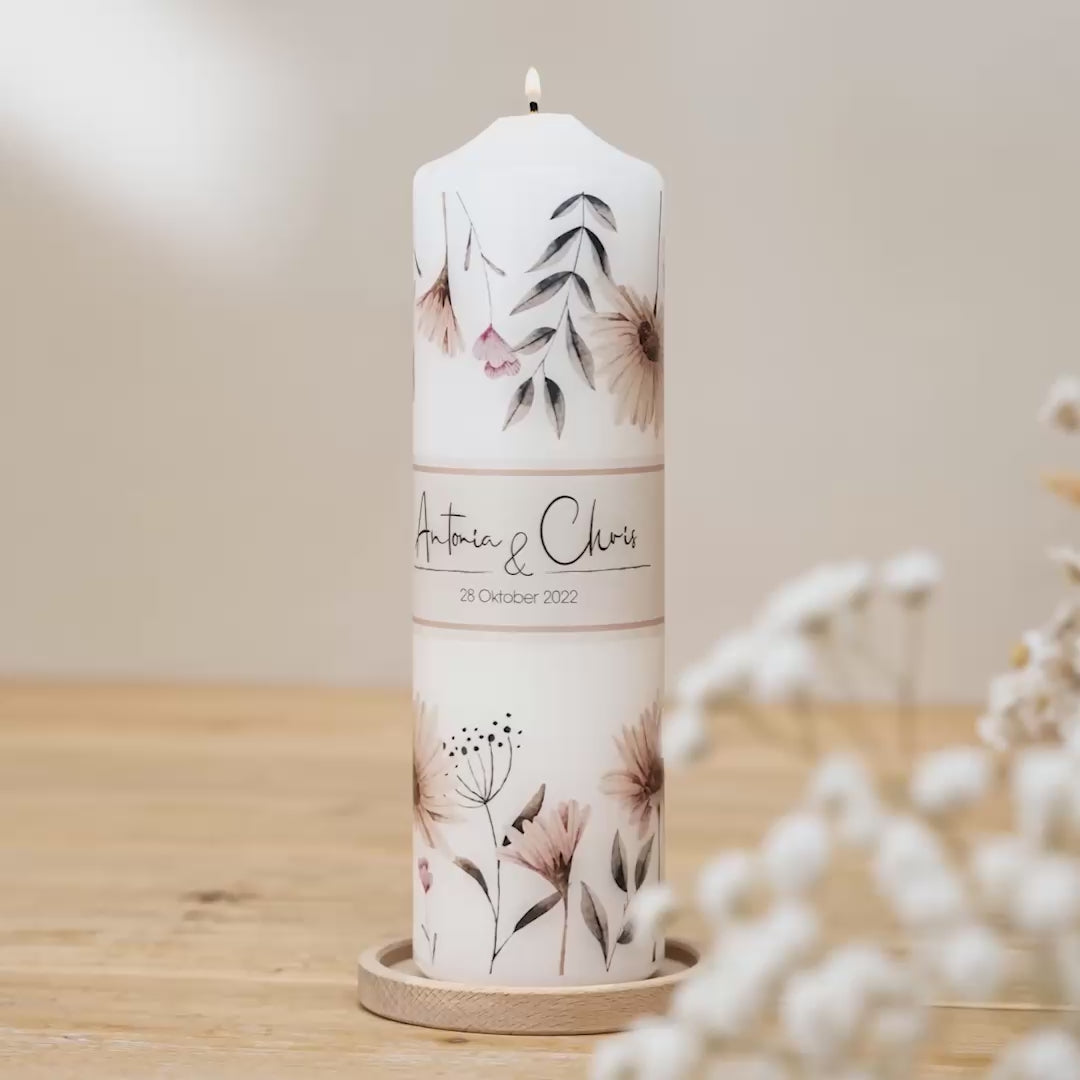 Hochzeitskerze mit Blumen, Namen und Datum
