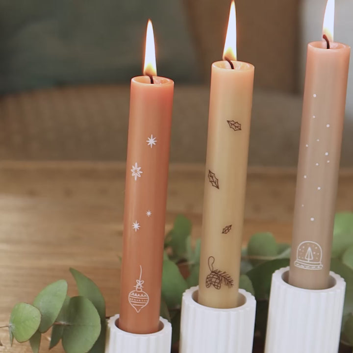 4 Adventskerzen Skandi Motive mit Stabkerzen in modernen Farben und Stabkerzenhaltern