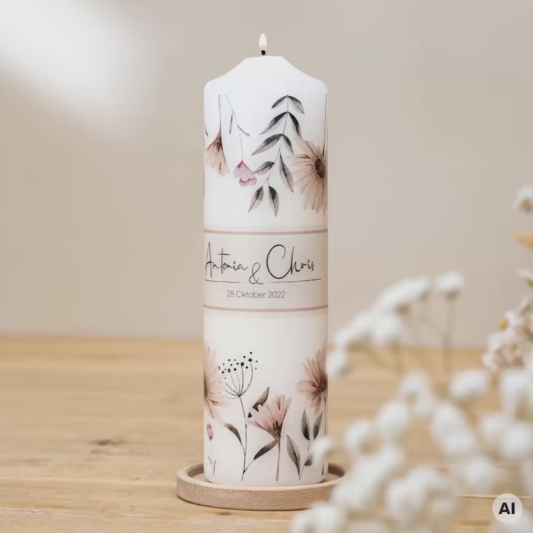 Hochzeitskerze mit Blumen, Namen und Datum
