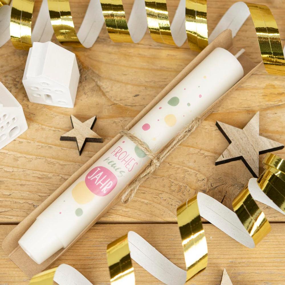 Stabkerze Frohes neues Jahr in Creme mit buntem Schriftzug, in Geschenkverpackung
