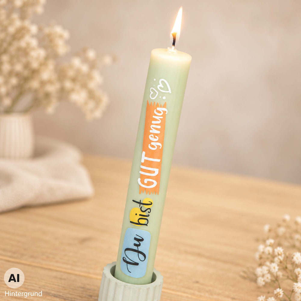 Staubtürkise Stabkerze mit Schriftzug Du bist gut genug als Geschenk verpackt