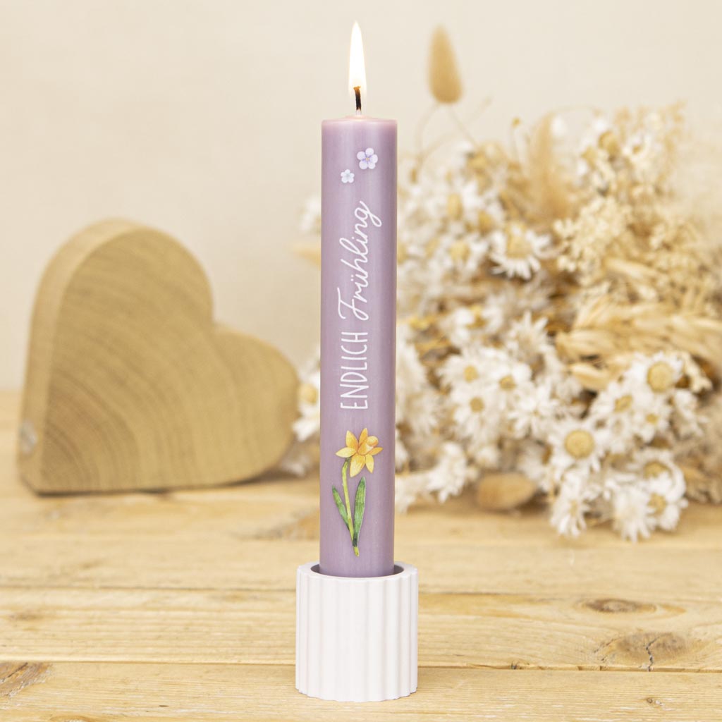 Stabkerze Ostern Endlich Frühling mit Osterglocke auf einer durchgefärbten Stabkerze in Lavendel