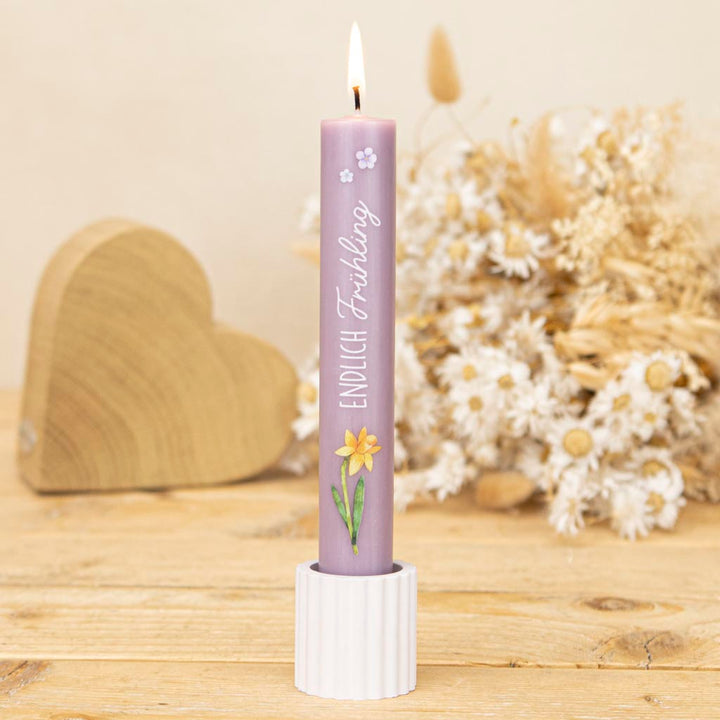 Stabkerze Ostern Endlich Frühling mit Osterglocke auf einer durchgefärbten Stabkerze in Lavendel