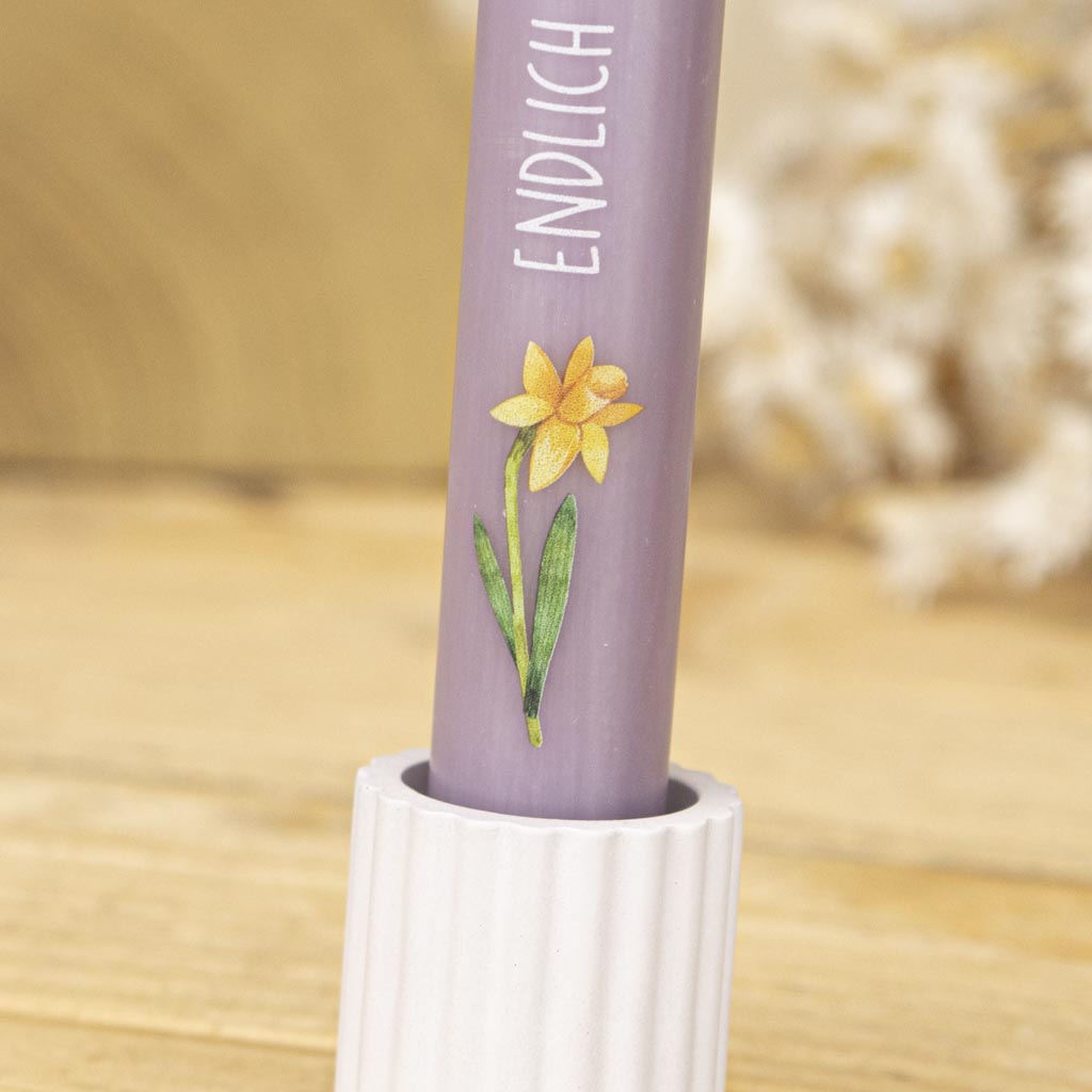 Stabkerze Blume Osterglocke auf einer lila Stabkerze mit passendem Stabkerzenhalter