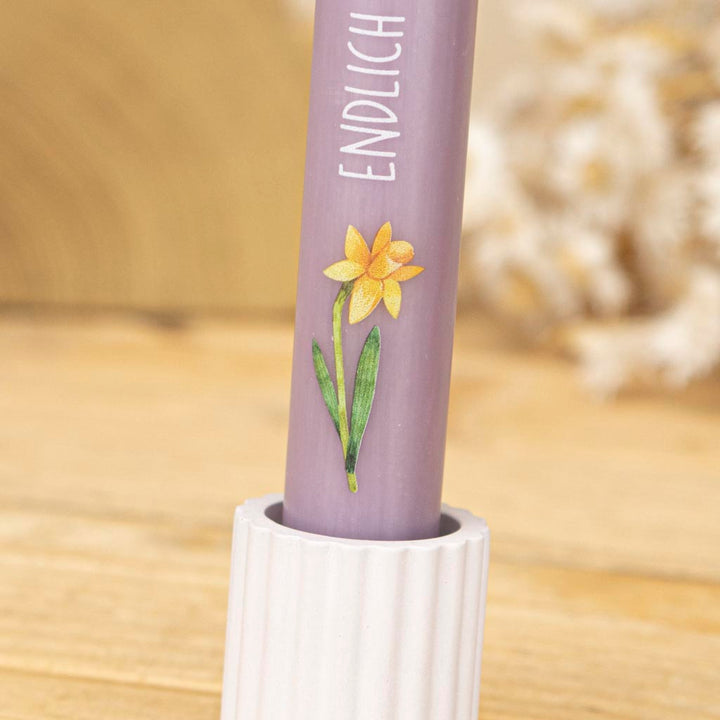 Stabkerze Blume Osterglocke auf einer lila Stabkerze mit passendem Stabkerzenhalter