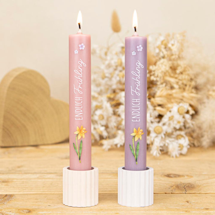 Stabkerze Endlich Frühling für Ostern mit Osterglocke als Motiv in zwei Farben