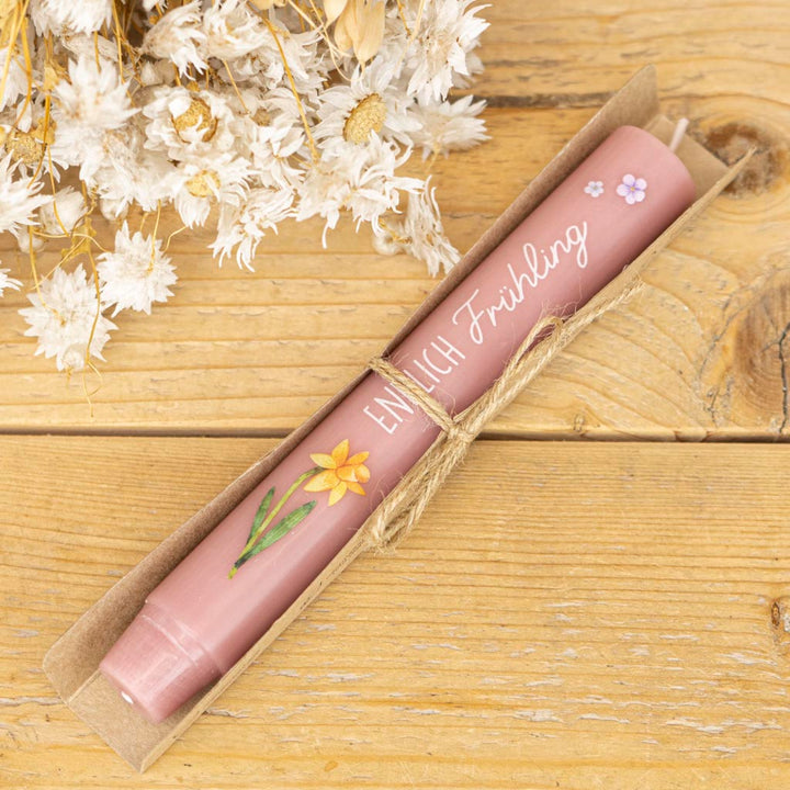 Stabkerze Endlich Frühling mit Verpackung aus Karton und Bast