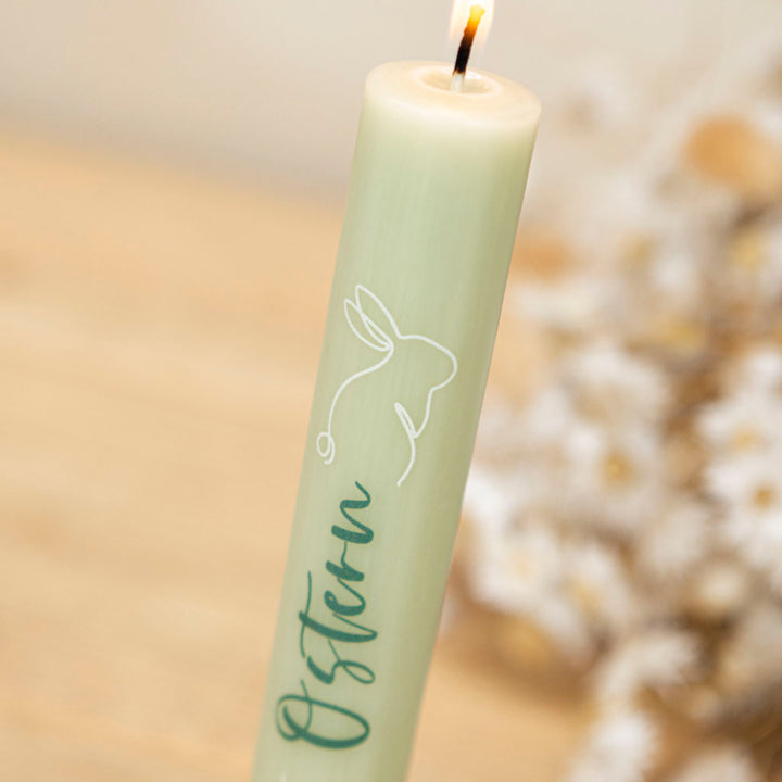 Stabkerze in der Farbe Salbei zu Ostern mit Osterhase