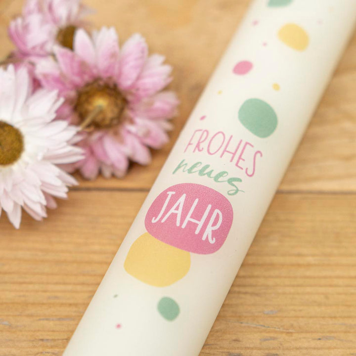 Geschenk zu Silvester in bunten Farben mit der Aufschrift frohes neues Jahr