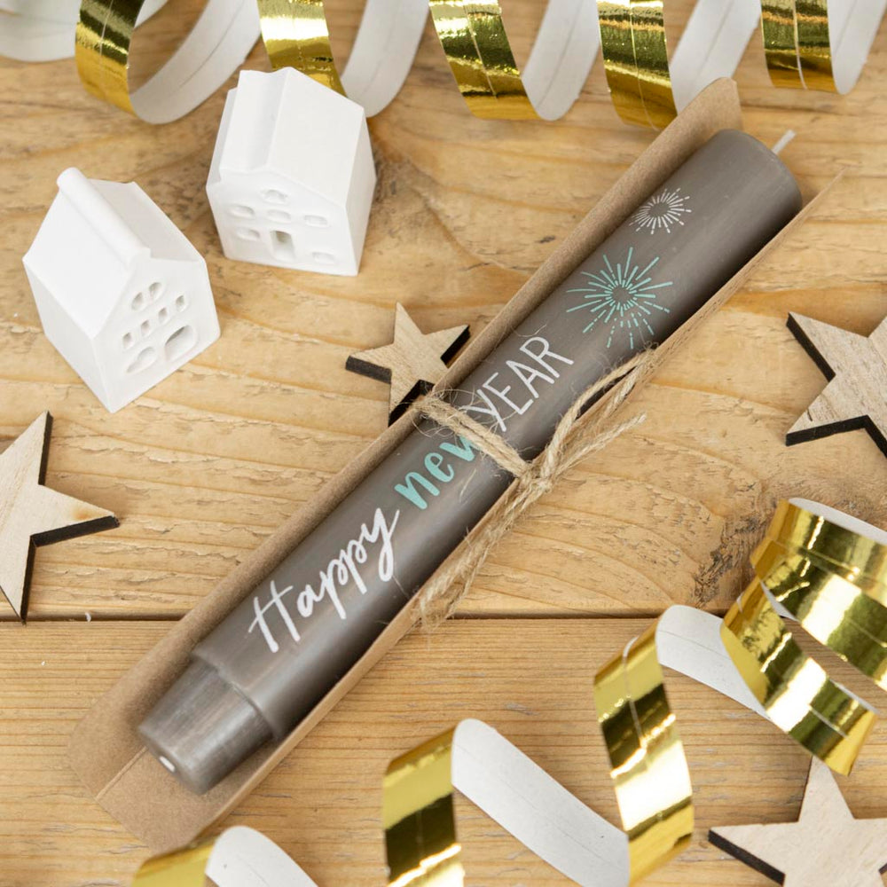 Kerze Sylvester grau mit dem Schriftzug Happy nesw year