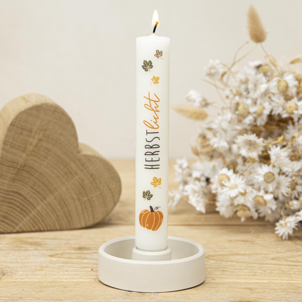 Herbstlicht Stabkerze mit Kürbis und passendem Kerzenhalter in Sand