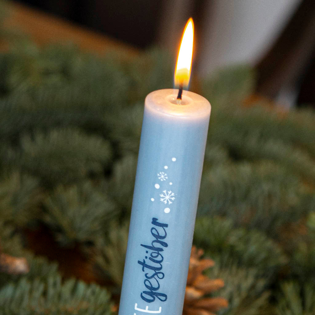 Stabkerze Schneegestöber mit Schneeflocken