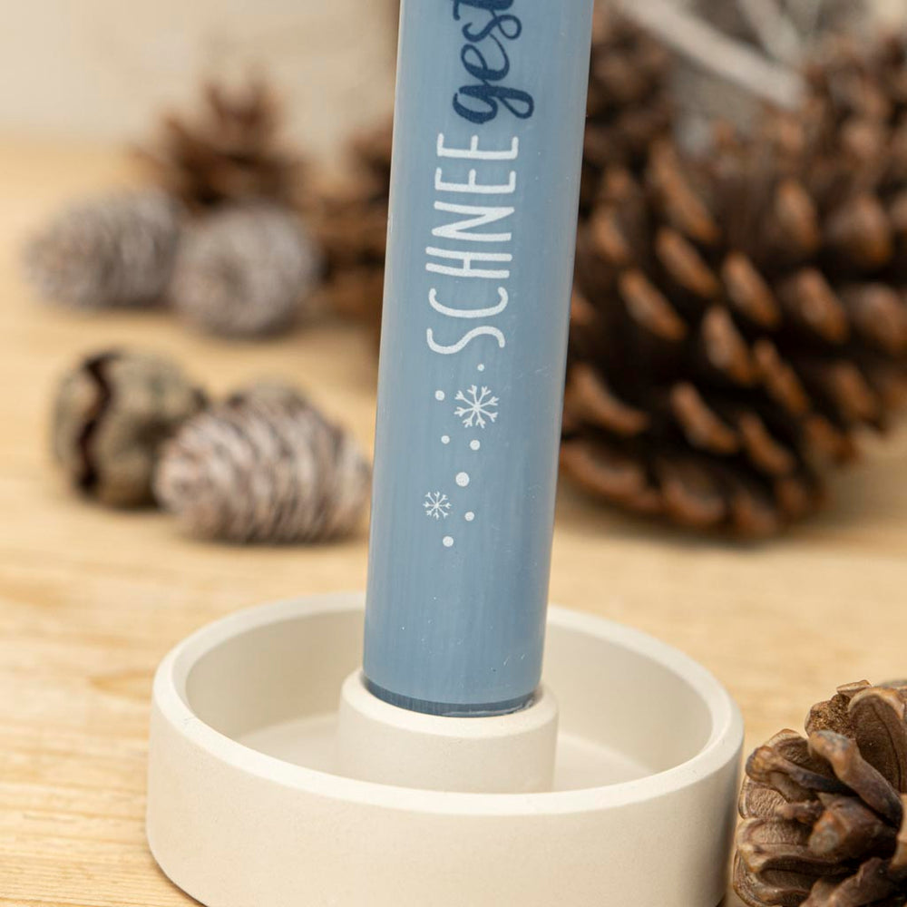 Stabkerze Schneegestber in Blau mit Kerzenhalter