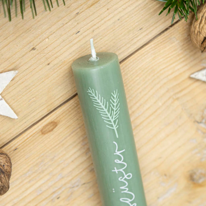Kerze zu Weihnachten Tannen
