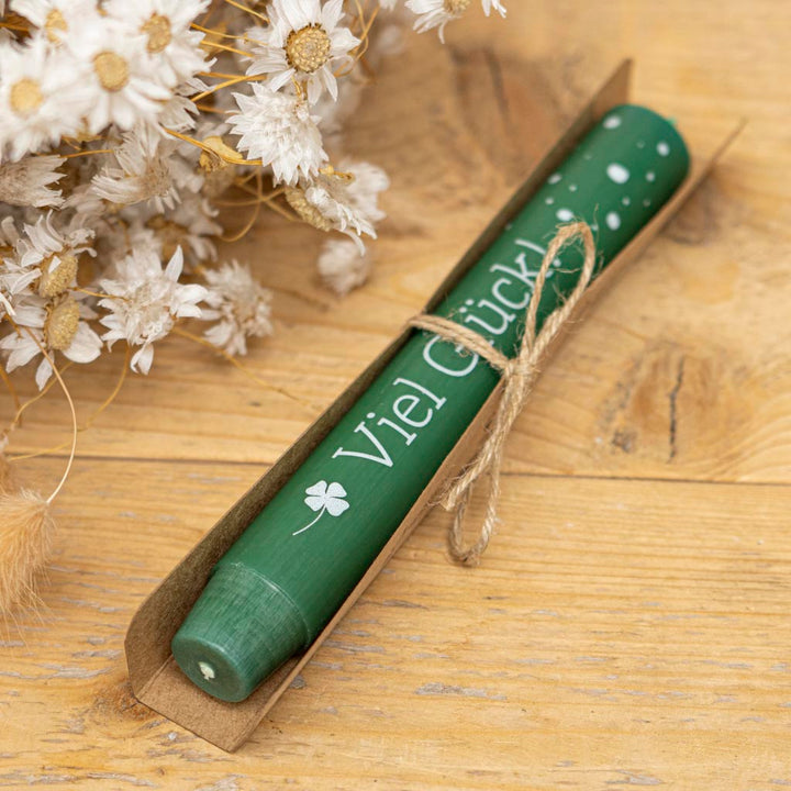Stabkerze Glück in Grün mit Geschenkverpackung