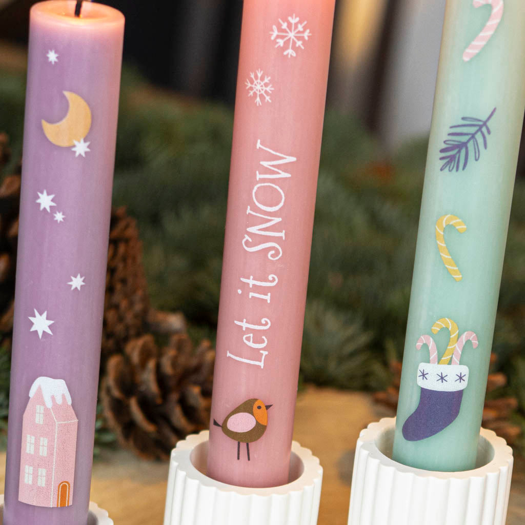 Stabkerzen Advent und Weihnachten mit weihnachtlichen Motiven wie Haus und Sterne