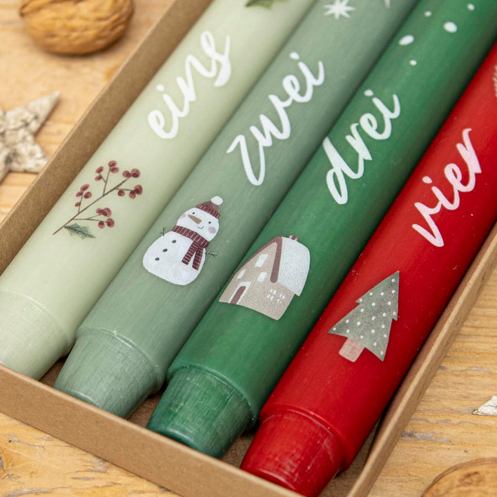 Stabkerze Nostalgie mit Wintermotiven auf durchgefärbten Stabkerzen in toller Qualität