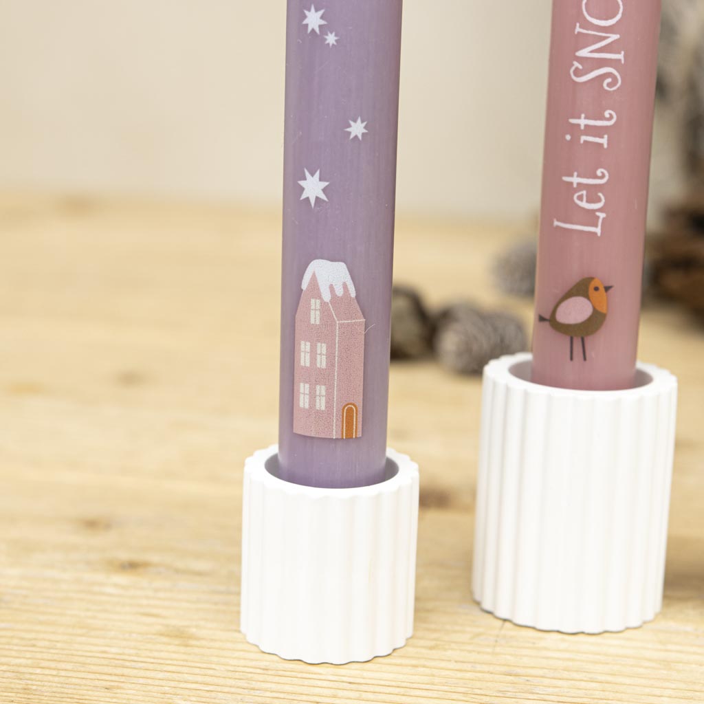 Stabkerzen Advent und Weihnachten mit weihnachtlichen Motiven wie Haus und Sterne