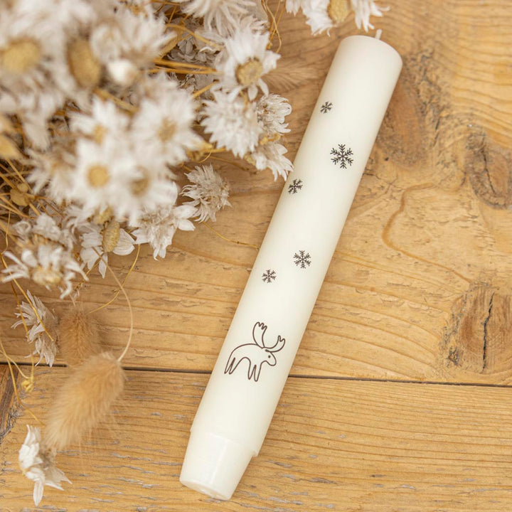 Stabkerze mit Elch und Schneeflocken auf einer Kerze in Creme