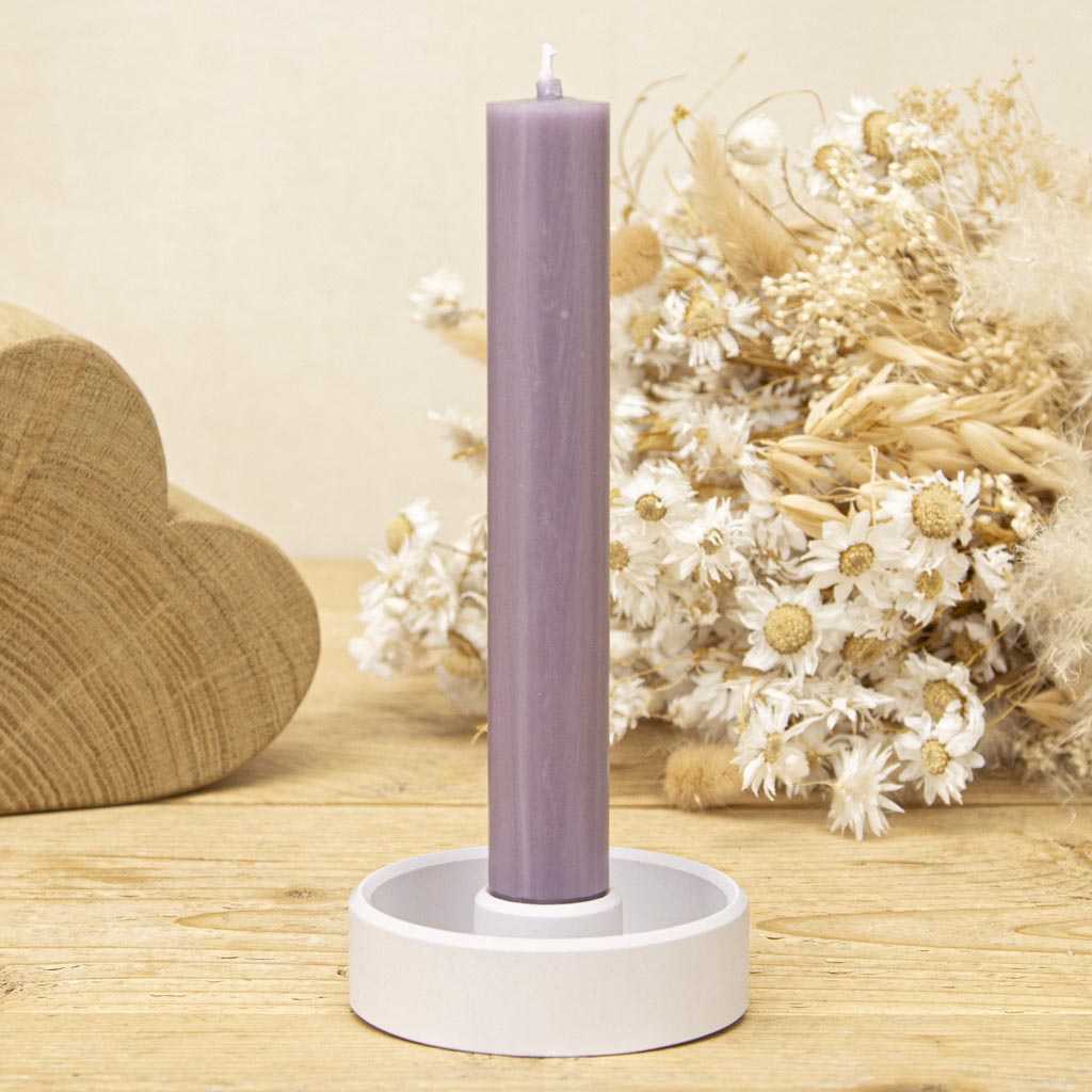 Stabkerzenhalter Lidatorp Flieder mit Stabkerze Lavendel