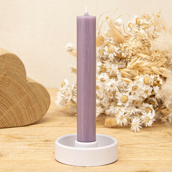 Stabkerzenhalter Lidatorp Flieder mit Stabkerze Lavendel