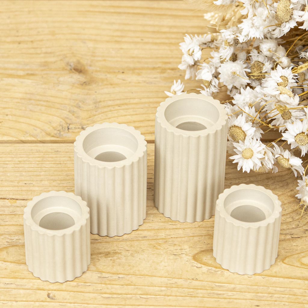 Set aus 4 Stabkerzenhalter in geriffelter Form und in unterschiedlichen Höhen - Farbe Beige