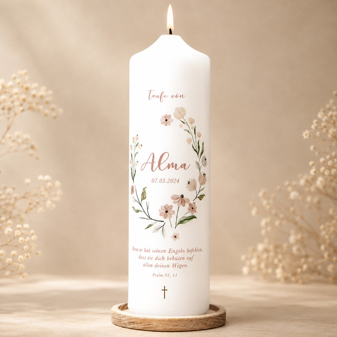 Taufkerze Floral mit Blumen und Kranz in Altrosa mit passendem Kerzenhalter aus Holz