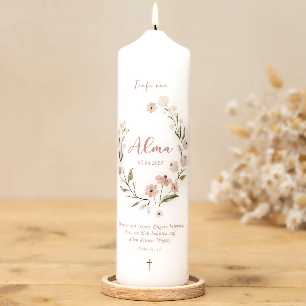 Taufkerze Floral mit Blumen und Kranz in Altrosa mit passendem Kerzenhalter aus Holz